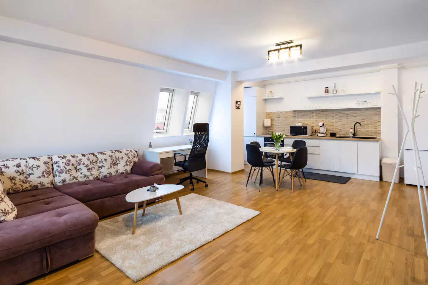 Living luminos și bucătărie deschisă în apartamentul Purple, Bacău